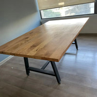 Mesa artesanal de roble para comedor con estructura sólida y duradera