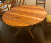 Detalle de mesa AYÜN de roble macizo con vetas naturales