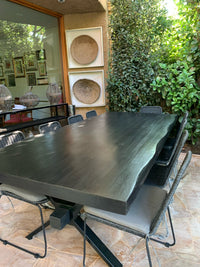 Mesa de roble macizo con terminación negray diseño premium