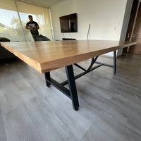 Mesa de roble macizo de fabricación artesanal para comedor premium