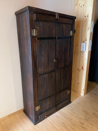 Detalle de vetas profundas y textura única en madera reutilizada estabilizada con el paso del tiempo.