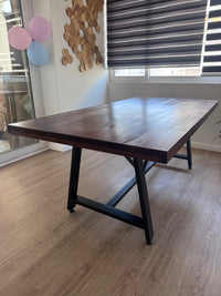 Mesa de roble macizo artesanal ideal para comedor moderno y espacios familiares
