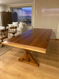 Mesa de roble fabricada por artesanos chilenos en taller Nowü