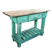 Mesa consola tipo chanchera con cajón y repisa inferior en madera reutilizada con acabado rústico.