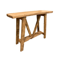 Mesa consola de madera reutilizada con estructura diagonal y diseño robusto.