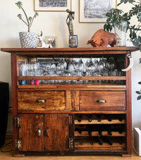 Un bar de película, más grande, una mejor cava y espacio para todo. Fabricado por Artesanos Chilenos con 100% Roble de Demolición entregando toques únicos. 125 cm de ancho, 110 cm de alto y 48 cm de fondo.