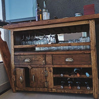 mueble bar de madera reutilizada con espacio para botellas copas y almacenamiento diseño rústico premium