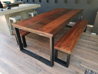 Mesa Comedor. El Fierro al ser más amplio armoniza con la madera de demolición y se crea un todo con muchísima personalidad. Ideal para quienes gustan de amplitud a la hora de usarla. Considera 2 bancas que pueden entrar bajo la mesa.