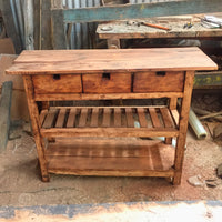 Arrimo creado a partir de maderas reutilizadas de obras de construcción, con un toque rústico pero a la vez moderno en 120cm de Largo, 90cm de Ancho y entre 40-45 cm de Fondo.