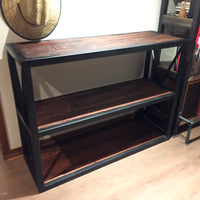 Arrimo creado a partir de maderas reutilizadas de obras de construcción, con un toque rústico pero a la vez moderno en 120cm de Largo, 90cm de Ancho y entre 40-45 cm de Fondo.