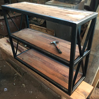 Arrimo creado a partir de maderas reutilizadas de obras de construcción, con un toque rústico pero a la vez moderno en 120cm de Largo, 90cm de Ancho y entre 40-45 cm de Fondo.