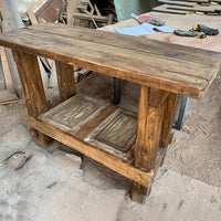 Arrimo creado a partir de maderas reutilizadas de obras de construcción, con un toque rústico pero a la vez moderno en 120cm de Largo, 90cm de Ancho y entre 40-45 cm de Fondo.