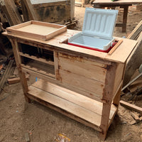 Nuestro Bar estrella, con un Cooler Coleman Incluido. Mueble Chileno pensado para mejorar tu experiencia con quienes compartas. 120 cm largo, 90 cm alto y 45 cm fondo de madera reutilizada.