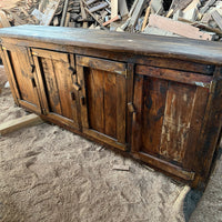 Rústico, una reproducción de mueble Campestre Antiguo, como para recordar buenos tiempos. 220 cm de largo, 90 cm de alto y 45 cm de fondo fabricados en Madera de Demolición y reutilizada.