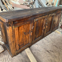 Rústico, una reproducción de mueble Campestre Antiguo, como para recordar buenos tiempos. 220 cm de largo, 90 cm de alto y 45 cm de fondo fabricados en Madera de Demolición y reutilizada.