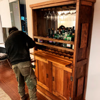 Un Bar distinto, distinguido, una mezcla perfecta entre mueble clásico y rústico fabricado 100% en Roble de Demolición. Con 190 cm de alto, 100 cm de ancho y 45 cm de Fondo llenos de historia.