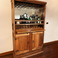 Un Bar distinto, distinguido, una mezcla perfecta entre mueble clásico y rústico fabricado 100% en Roble de Demolición. Con 190 cm de alto, 100 cm de ancho y 45 cm de Fondo llenos de historia.