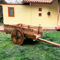 Perfecta para todo jardín. Una réplica de carreta antigua que nadie va a pasar por alto. Fabricada en Madera reciclada y con productos naturales para ser eterna.