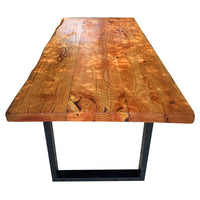 Mesa Comedor. Luz en Mapudungún, Alún es una mesa que se nota siempre. Cantos vivos y piezas de pino oregón anchas que la hacen única. Destaca su contraste de líneas naturales con la rectitud del fierro.