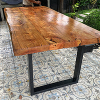 Luz en Mapudungún, Alún es una mesa que se nota siempre. Cantos vivos y piezas de pino oregón anchas que la hacen única. Destaca su contraste de líneas naturales con la rectitud del fierro.