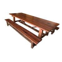 Mesa Terraza. Su nombre, en Mapudungun, significa “lugar de sol claro“ porque tú quincho o comedor va a brillar con esta maravilla. Mesa fabricada en Roble de demolición por personas llenas de talento y bajo un Modelo Sostenible. Considera 2 Bancas Largas.