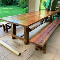 Su nombre, en Mapudungun, significa “lugar de sol claro“ porque tú quincho o comedor va a brillar con esta maravilla. Mesa fabricada en Roble de demolición por personas llenas de talento y bajo un Modelo Sostenible. Considera 2 Bancas Largas.