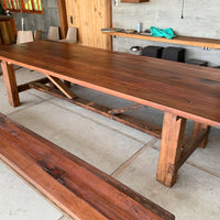 Su nombre, en Mapudungun, significa “lugar de sol claro“ porque tú quincho o comedor va a brillar con esta maravilla. Mesa fabricada en Roble de demolición por personas llenas de talento y bajo un Modelo Sostenible. Considera 2 Bancas Largas.