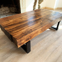 Durmientes de tren reutilizados. Perfiles de fierro combinados de forma ideal. Una mesa robusta y con carácter, inserta en nuestro Patrimonio Cultural.