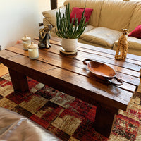 Mesa de Roble de demolición y Pino reciclado para contrastar colores en su cubierta. Un Mueble Chileno robusto y lleno de personalidad, ideal para destacar en ambientes modernos.