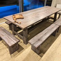 Mesa con el Roble de siempre en una nueva cara albayalde de color gris, que añeja como el vino. Un producto con historia y cómo lo dice su nombre en Mapudungun, para toda la Familia. Considera Bancas.