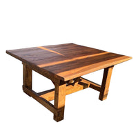 Nuestra mesa comedor con mayor durabilidad. Hecha en Chile con Vigas de Roble de Demolición. Su pata en A permite mucha comodidad y espacio al combinarlo con Bancas. Considera 4 Bancas Laterales.