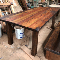 Mesa clásica en Roble de demolición. Calidad y detalles vistosos creados por Artesanos Chilenos.