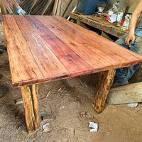 Extra rústica, una mesa clásica tradicional de nuestro país, fabricada por Artesanos Chilenos. Considera dos bancas laterales.