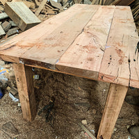 Extra rústica, una mesa clásica tradicional de nuestro país, fabricada por Artesanos Chilenos. Considera dos bancas laterales.