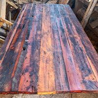 Una mesa rústica con detalles que definen su historia y tradición Artesanal Chilena. Considera dos bancas laterales.