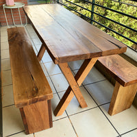Mesa y bancas fabricadas en Roble de Demolición. 120 cm de largo y 50 cm de ancho.
