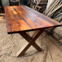 Su pata en X ayuda a evitar problemas al sentarse, tanto con sillas como con bancas. Mesa de Roble de Demolición trabajada con productos naturales.