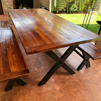 Nuestra Clásica mesa de Roble ahora combinada con Fierro. Fabricada por personas llenas de talento, usando productos naturales y bajo un Modelo Sostenible. Considera 2 bancas que pueden ser guardadas bajo la mesa.