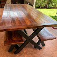 Nuestra Clásica mesa de Roble ahora combinada con Fierro. Fabricada por personas llenas de talento, usando productos naturales y bajo un Modelo Sostenible. Considera 2 bancas que pueden ser guardadas bajo la mesa.