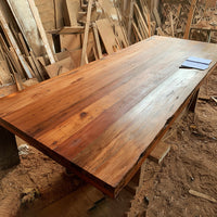 Puma en Mapudungún, con un aspecto estilizado gracias a los perfiles de fierro que la sostienen. Mesa Chilena fabricada en Roble de demolición con una cubierta de 8 cm gracias al regrueso adicionado en sus bordes.