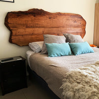 Respaldo fabricado en Sequoia, madera milenaria. 220 cm de largo, 90 cm de alto, trabajados con productos naturales.