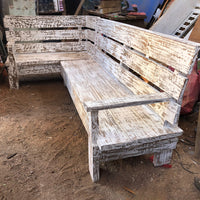 Terraza Albayalde Blanca, con detalles rústicos pero manteniendo una línea más acabada y prolija. Fabricada en madera reciclada y de demolición. Medidas: 220 x 130 cm.