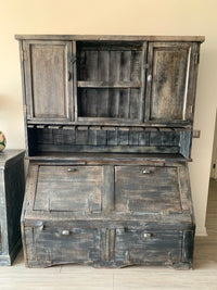 Reproducción Alacena Antigua, repisas y espacios construidos con piezas de madera de demolición.