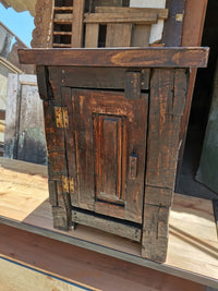 Juego de dormitorio fabricado con un 100% de Madera Reciclada por personas llenas de talento. Veladores de 50 cm de frente, 45 cm de ancho y 62 cm de alto. Cómoda de 1,6 m de largo, 90 cm de alto y 45 cm de fondo. Respaldo de 200 cm (cama King).