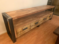 Rack trabajado 100% en madera reciclada y de demolición, combinado con fierros para darle un aspecto moderno.