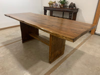 Mesa Comedor de tablones reciclados de Sequoia, trabajados con productos naturales para crear esta maravilla. Bordes irregulares, madera milenaria y mucho talento inserto en ella.