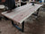 Mesa Comedor fabricada en Sequoia llena de vida con patas de fierro que contrastan con las vetas naturales de la madera.
