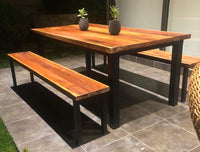 Una mesa clásica pero con mezcla entre perfiles de fierro y cubierta de Roble de Demolición. Considera bancas.