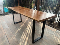 Barra rústica y noble, fabricada entre pino Oregón y Sequoia, perfecta para acompañar todo ambiente. 105 cm de alto y 80 cm de ancho.