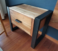 Respaldo 100% en Roble de Demolición y veladores contrastados con fierro. Artesanos llenos de talento que le dan vida a esta maravilla.